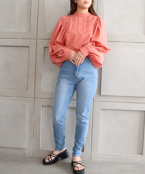 moment+（モーメントプラス）の「T/Cシャンブレー スタンドカラーボリュームスリーブピンタックブラウス（シャツ/ブラウス・レディース・ブラウン/オフホワイト/オレンジ/ナチュラル/イエロー×グリーン・M）」の17枚目の写真