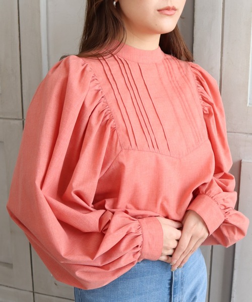 moment+（モーメントプラス）の「T/Cシャンブレー スタンドカラーボリュームスリーブピンタックブラウス（シャツ/ブラウス・レディース・ブラウン/オフホワイト/オレンジ/ナチュラル/イエロー×グリーン・M）」の12枚目の写真