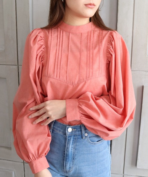 moment+（モーメントプラス）の「T/Cシャンブレー スタンドカラーボリュームスリーブピンタックブラウス（シャツ/ブラウス・レディース・ブラウン/オフホワイト/オレンジ/ナチュラル/イエロー×グリーン・M）」の14枚目の写真