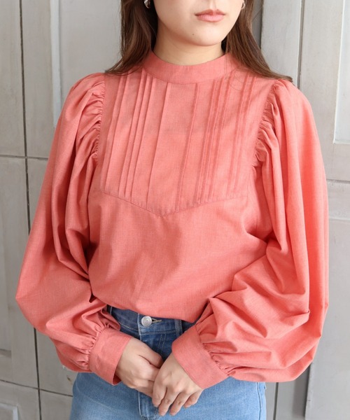 moment+（モーメントプラス）の「T/Cシャンブレー スタンドカラーボリュームスリーブピンタックブラウス（シャツ/ブラウス・レディース・ブラウン/オフホワイト/オレンジ/ナチュラル/イエロー×グリーン・M）」の13枚目の写真