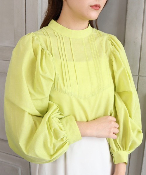 moment+（モーメントプラス）の「T/Cシャンブレー スタンドカラーボリュームスリーブピンタックブラウス（シャツ/ブラウス・レディース・ブラウン/オフホワイト/オレンジ/ナチュラル/イエロー×グリーン・M）」の6枚目の写真