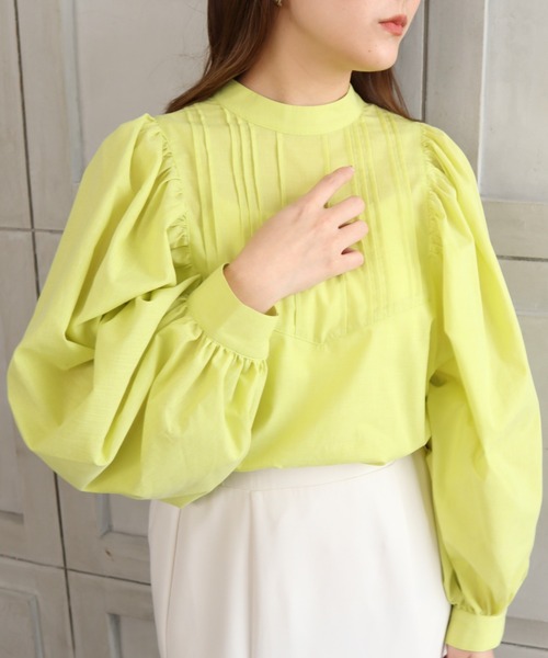 moment+（モーメントプラス）の「T/Cシャンブレー スタンドカラーボリュームスリーブピンタックブラウス（シャツ/ブラウス・レディース・ブラウン/オフホワイト/オレンジ/ナチュラル/イエロー×グリーン・M）」の7枚目の写真