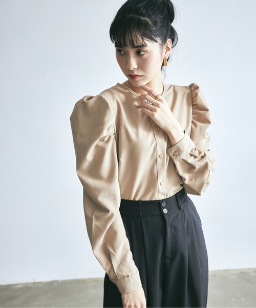 ECRIRE（エクリール）の「フロントボタンパワーショルダープルオーバー（その他トップス・レディース・チャコールグレー/ベージュ/オフホワイト・M）」の3枚目の写真