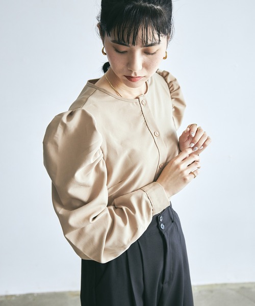 ECRIRE（エクリール）の「フロントボタンパワーショルダープルオーバー（その他トップス・レディース・チャコールグレー/ベージュ/オフホワイト・M）」の16枚目の写真