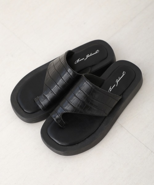 Bou Jeloud(ブージュルード)の「【WEB限定】ボリュームトングサンダル(サンダル・レディース・ホワイト/ブラック/グレー・M/L)」の1枚目の写真