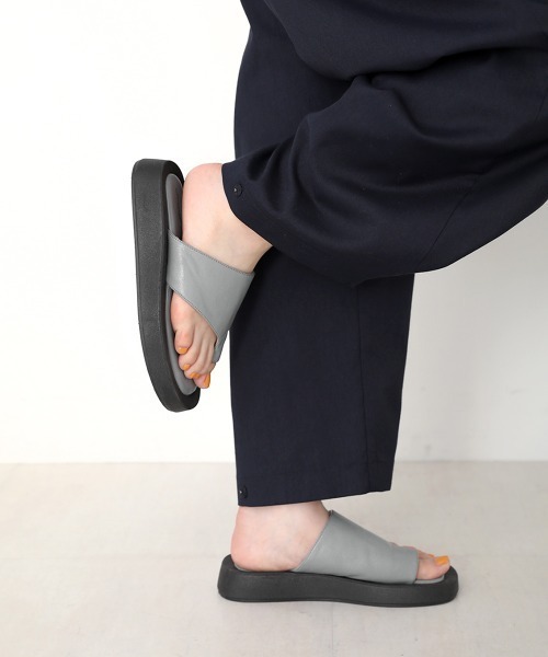 Bou Jeloud(ブージュルード)の「【WEB限定】ボリュームトングサンダル(サンダル・レディース・ホワイト/ブラック/グレー・M/L)」の8枚目の写真