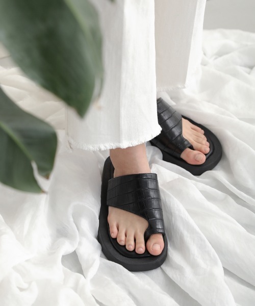 Bou Jeloud(ブージュルード)の「【WEB限定】ボリュームトングサンダル(サンダル・レディース・ホワイト/ブラック/グレー・M/L)」の4枚目の写真