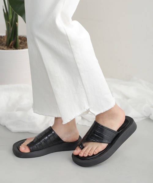 Bou Jeloud(ブージュルード)の「【WEB限定】ボリュームトングサンダル(サンダル・レディース・ホワイト/ブラック/グレー・M/L)」の6枚目の写真