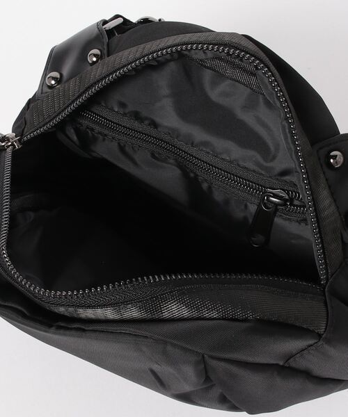 MAISON CLUB(メゾンクラブ)の「【MAISON CLUB】ナイロンクロストラペーズショルダーバッグ KNF(ショルダーバッグ・メンズ・ブラック/ブラック系その他2・FREE)」の8枚目の写真