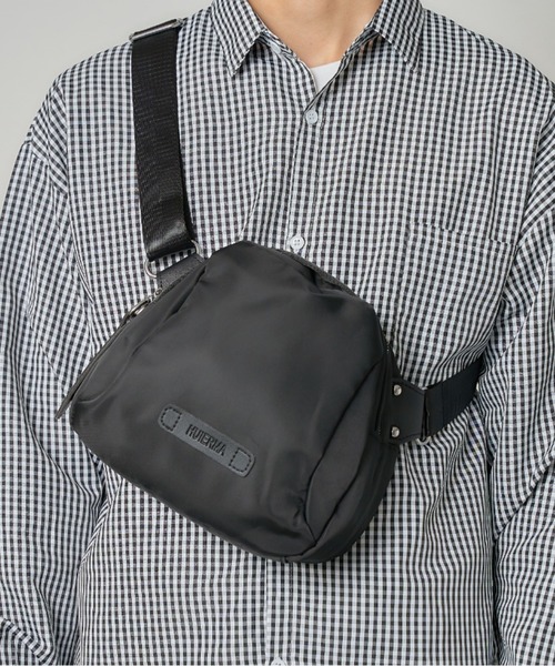 MAISON CLUB(メゾンクラブ)の「【MAISON CLUB】ナイロンクロストラペーズショルダーバッグ KNF(ショルダーバッグ・メンズ・ブラック/ブラック系その他2・FREE)」の1枚目の写真
