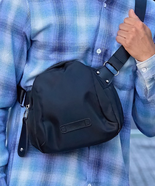 MAISON CLUB(メゾンクラブ)の「【MAISON CLUB】ナイロンクロストラペーズショルダーバッグ KNF(ショルダーバッグ・メンズ・ブラック/ブラック系その他2・FREE)」の2枚目の写真