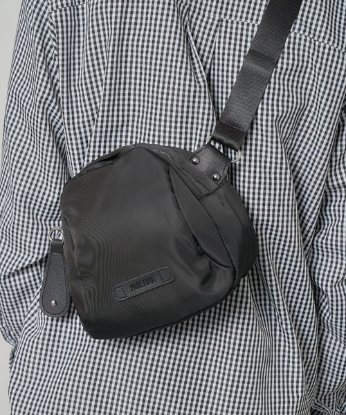 MAISON CLUB(メゾンクラブ)の「【MAISON CLUB】ナイロンクロストラペーズショルダーバッグ KNF(ショルダーバッグ・メンズ・ブラック/ブラック系その他2・FREE)」の3枚目の写真