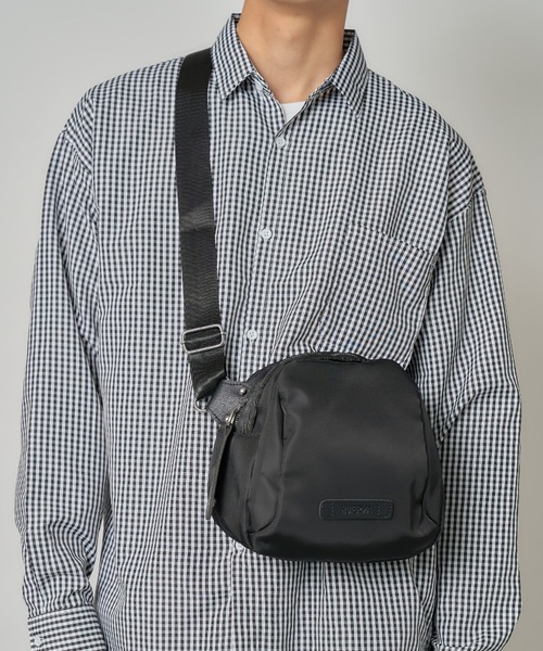 MAISON CLUB(メゾンクラブ)の「【MAISON CLUB】ナイロンクロストラペーズショルダーバッグ KNF(ショルダーバッグ・メンズ・ブラック/ブラック系その他2・FREE)」の4枚目の写真