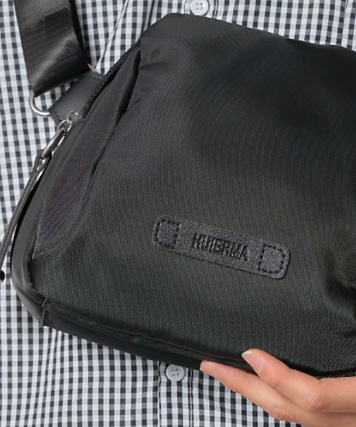 MAISON CLUB(メゾンクラブ)の「【MAISON CLUB】ナイロンクロストラペーズショルダーバッグ KNF(ショルダーバッグ・メンズ・ブラック/ブラック系その他2・FREE)」の5枚目の写真