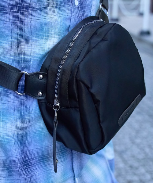 MAISON CLUB(メゾンクラブ)の「【MAISON CLUB】ナイロンクロストラペーズショルダーバッグ KNF(ショルダーバッグ・メンズ・ブラック/ブラック系その他2・FREE)」の12枚目の写真