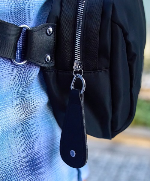 MAISON CLUB(メゾンクラブ)の「【MAISON CLUB】ナイロンクロストラペーズショルダーバッグ KNF(ショルダーバッグ・メンズ・ブラック/ブラック系その他2・FREE)」の13枚目の写真