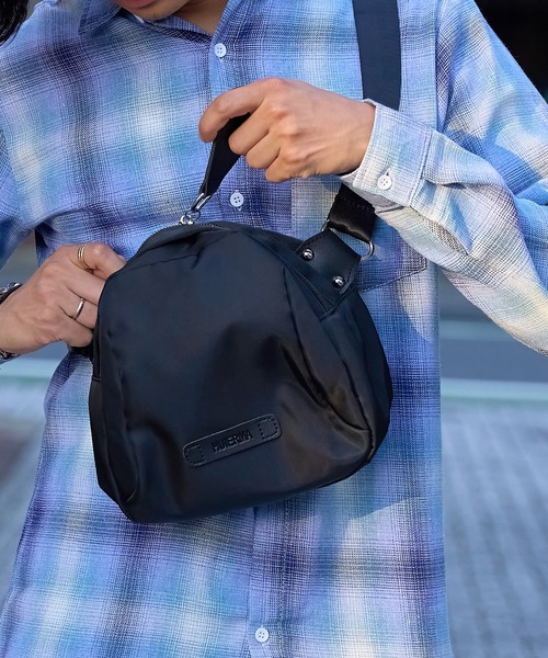 MAISON CLUB(メゾンクラブ)の「【MAISON CLUB】ナイロンクロストラペーズショルダーバッグ KNF(ショルダーバッグ・メンズ・ブラック/ブラック系その他2・FREE)」の15枚目の写真