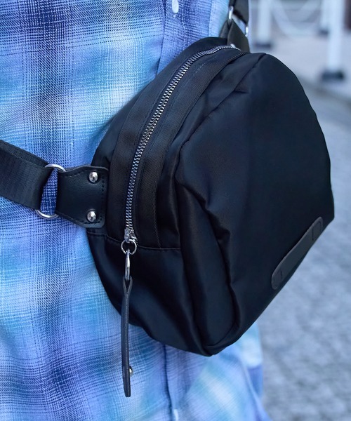 MAISON CLUB(メゾンクラブ)の「【MAISON CLUB】ナイロンクロストラペーズショルダーバッグ KNF(ショルダーバッグ・メンズ・ブラック/ブラック系その他2・FREE)」の22枚目の写真