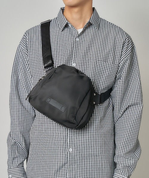 MAISON CLUB(メゾンクラブ)の「【MAISON CLUB】ナイロンクロストラペーズショルダーバッグ KNF(ショルダーバッグ・メンズ・ブラック/ブラック系その他2・FREE)」の19枚目の写真