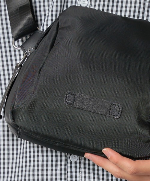 MAISON CLUB(メゾンクラブ)の「【MAISON CLUB】ナイロンクロストラペーズショルダーバッグ KNF(ショルダーバッグ・メンズ・ブラック/ブラック系その他2・FREE)」の17枚目の写真
