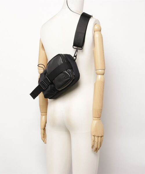 DIESEL（ディーゼル）の「メンズ ナイロン レザー クロスボディバッグ（ボディバッグ/ウエストポーチ・メンズ・ブラック・UNI）」の14枚目の写真