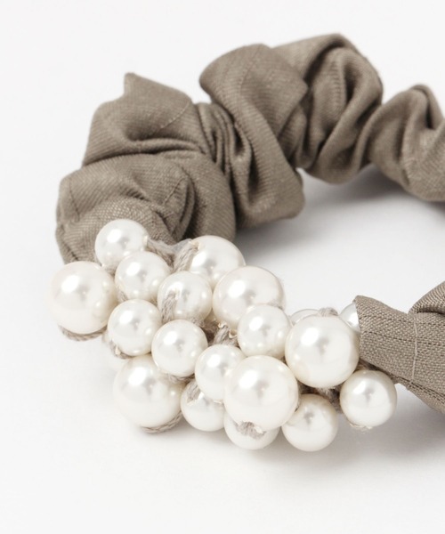 studio CLIP（スタディオクリップ）の「パールツキシュシュ（シュシュ・レディース・ライトグレー/ベージュ・FREE）」の3枚目の写真