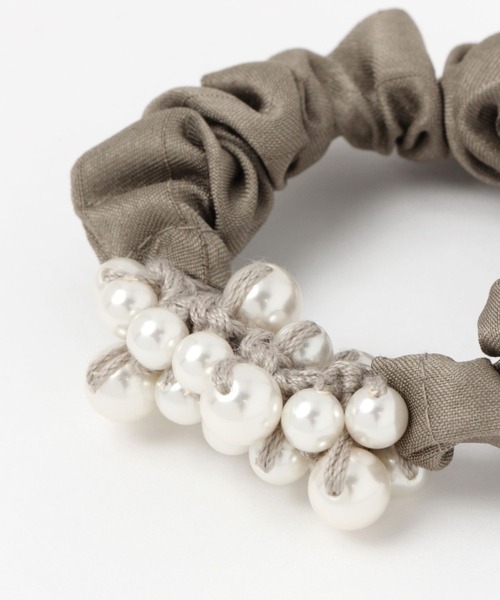 studio CLIP（スタディオクリップ）の「パールツキシュシュ（シュシュ・レディース・ライトグレー/ベージュ・FREE）」の4枚目の写真