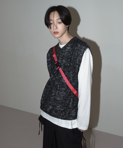 FOLLOWIN（フォロウィン）の「【UNISEX】パターンオーバーフィットVネックベスト（ベスト・メンズ・ブラック/ネイビー/グレー・FREE）」の2枚目の写真