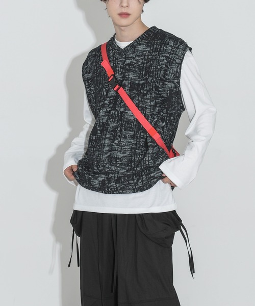 FOLLOWIN（フォロウィン）の「【UNISEX】パターンオーバーフィットVネックベスト（ベスト・メンズ・ブラック/ネイビー/グレー・FREE）」の4枚目の写真