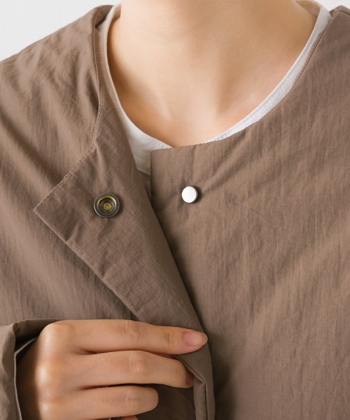 OMNES（オムネス）の「撥水加工ステッチレスサイドZIPコート（その他アウター・レディース・ブラック/ベージュ/アイボリー/カーキ/モカ/ネイビー/グレイッシュベージュ・FREE）」の21枚目の写真