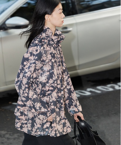 JNBY（ジェーエヌビーワイ）の「Oversized Unique-pattern Stand-collar Polyester Jacket（ブルゾン・レディース・ブラック系その他/ホワイト系その他・36/40）」の2枚目の写真