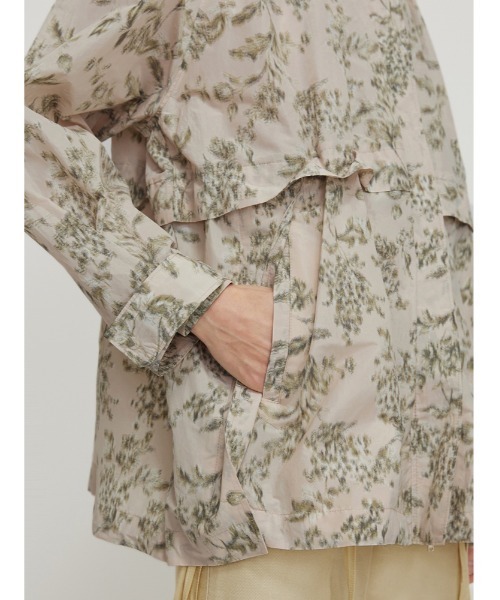 JNBY（ジェーエヌビーワイ）の「Oversized Unique-pattern Stand-collar Polyester Jacket（ブルゾン・レディース・ブラック系その他/ホワイト系その他・36/40）」の5枚目の写真