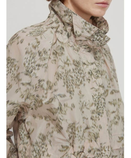 JNBY（ジェーエヌビーワイ）の「Oversized Unique-pattern Stand-collar Polyester Jacket（ブルゾン・レディース・ブラック系その他/ホワイト系その他・36/40）」の6枚目の写真