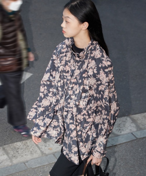 JNBY（ジェーエヌビーワイ）の「Oversized Unique-pattern Stand-collar Polyester Jacket（ブルゾン・レディース・ブラック系その他/ホワイト系その他・36/40）」の19枚目の写真