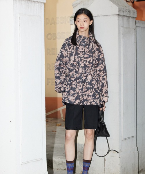 JNBY（ジェーエヌビーワイ）の「Oversized Unique-pattern Stand-collar Polyester Jacket（ブルゾン・レディース・ブラック系その他/ホワイト系その他・36/40）」の20枚目の写真