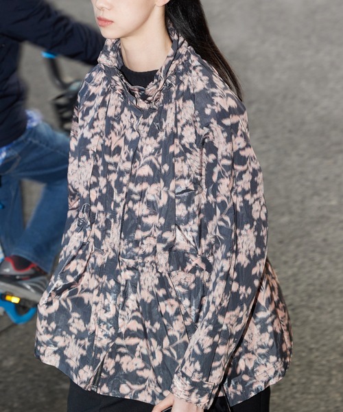 JNBY（ジェーエヌビーワイ）の「Oversized Unique-pattern Stand-collar Polyester Jacket（ブルゾン・レディース・ブラック系その他/ホワイト系その他・36/40）」の21枚目の写真