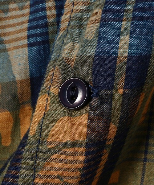 REMI RELIEF（レミレリーフ）の「REMI RELIEF × BEAMS PLUS / 別注 Indigo Check Print Shirt（シャツ/ブラウス・メンズ・レッド/イエロー・SMALL/MEDIUM/LARGE/X-LARGE）」の5枚目の写真