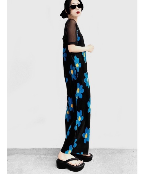 LVEU.（ラブユ.）の「【LVEU.】フラワープリーツキャミロンパース(Aiselect) / オーバーオール ロンパース キャミ プリーツ 花柄 フラワー 総柄 ブラック ブルー（サロペット/オーバーオール・レディース・ブラック・FREE）」の2枚目の写真