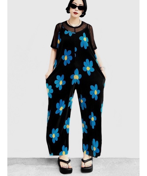 LVEU.（ラブユ.）の「【LVEU.】フラワープリーツキャミロンパース(Aiselect) / オーバーオール ロンパース キャミ プリーツ 花柄 フラワー 総柄 ブラック ブルー（サロペット/オーバーオール・レディース・ブラック・FREE）」の4枚目の写真