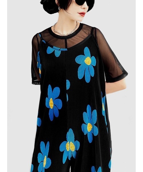 LVEU.（ラブユ.）の「【LVEU.】フラワープリーツキャミロンパース(Aiselect) / オーバーオール ロンパース キャミ プリーツ 花柄 フラワー 総柄 ブラック ブルー（サロペット/オーバーオール・レディース・ブラック・FREE）」の7枚目の写真