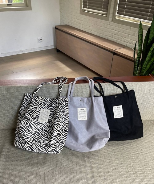 Me%（ミィパーセント）の「フェイクスエードタックトート  964988（トートバッグ・レディース・ブラック/グレー/その他・FREE）」の4枚目の写真