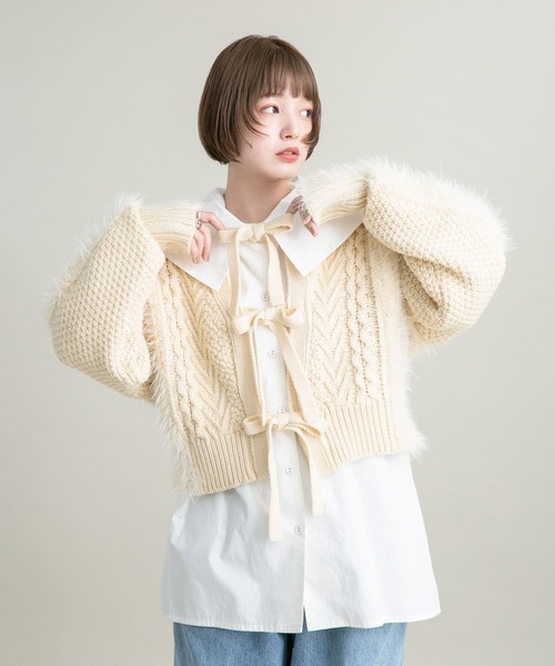 KBF(ケイビーエフ)の「リボンニットカーディガン(ニット/セーター・レディース・アイボリー/チャコールグレー・ONE)」の1枚目の写真