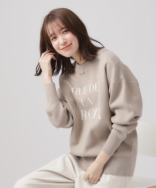 SHOO・LA・RUE（シューラルー）の「◆【洗える】上品見えする スウェットライク ロゴニット（ニット/セーター・レディース・ブルー系その他/ライトベージュ/グレー・02/03/04）」の3枚目の写真