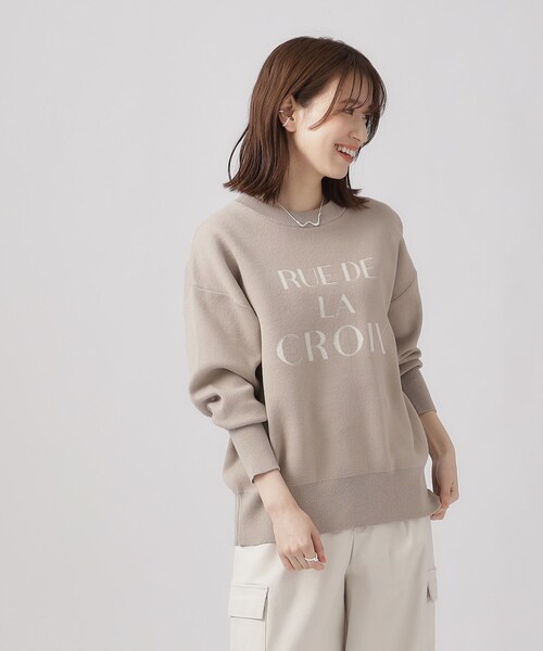SHOO・LA・RUE（シューラルー）の「◆【洗える】上品見えする スウェットライク ロゴニット（ニット/セーター・レディース・ブルー系その他/ライトベージュ/グレー・02/03/04）」の4枚目の写真