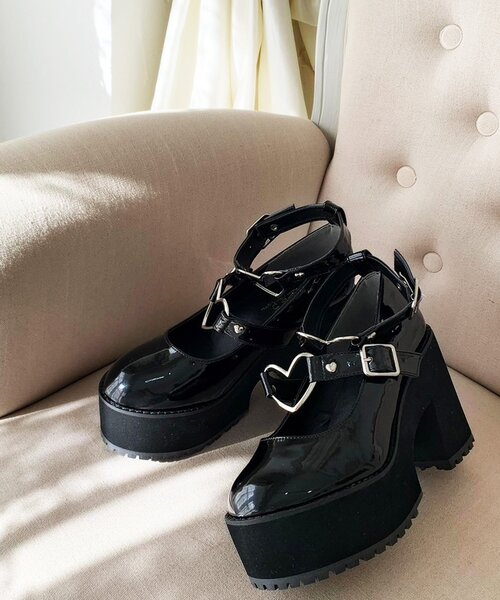 cs T&P（シーエスティーアンドピー）の「厚底ハートベルト付きパンプス 24SS（パンプス・レディース・ブラック/ブラック系1/ピンク系・S/M/L/LL）」の3枚目の写真