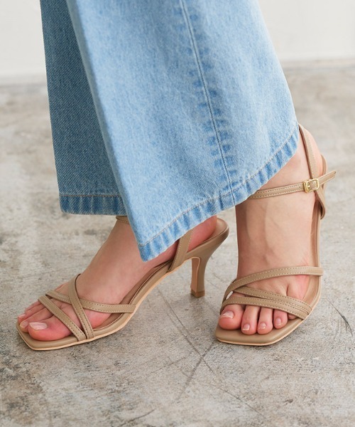 Pierrot（ピエロ）の「クロスストラップサンダル（サンダル・レディース・シルバー/ブラック/グレイッシュベージュ・S/M/L/LL）」の3枚目の写真