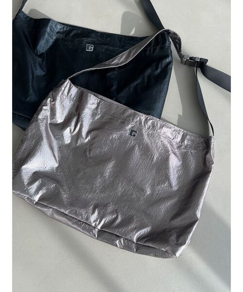 EMODA（エモダ）の「ベルトメタルトートバッグ（ハンドバッグ・レディース・ブラック/グレー・FREE）」の2枚目の写真