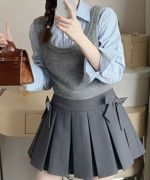 Sibra(シブラ)の「レイヤード仕立てニットベストブラウス(Tシャツ/カットソー・レディース・ベージュ/ブラック/グレー・M)」の5枚目の写真