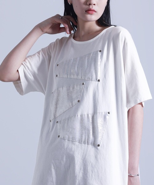 kOhAKU(コハク)の「アシメ箔デザインチュニックTシャツ(Tシャツ/カットソー・レディース・オフホワイト/ブラック・FREE)」の2枚目の写真