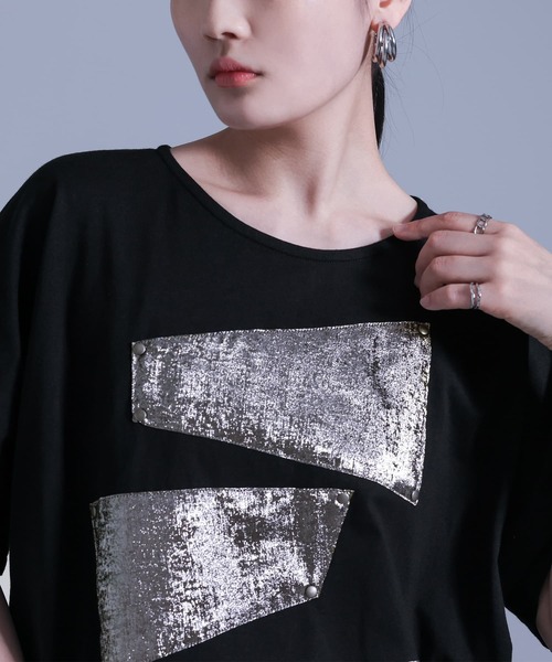 kOhAKU(コハク)の「アシメ箔デザインチュニックTシャツ(Tシャツ/カットソー・レディース・オフホワイト/ブラック・FREE)」の17枚目の写真